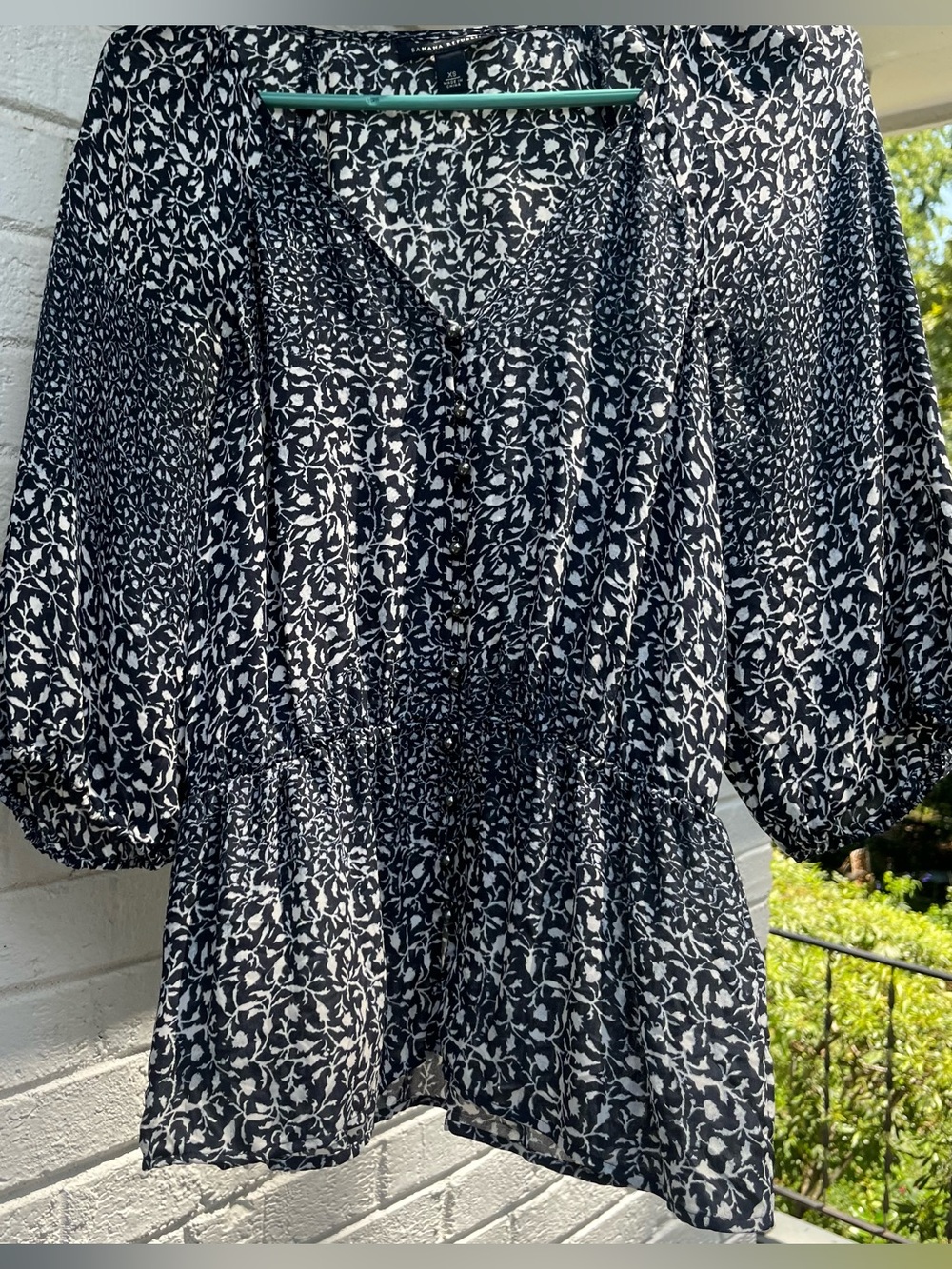 Banana Republic Navy and White Floral balloon 3/4 sleeve blouse xs